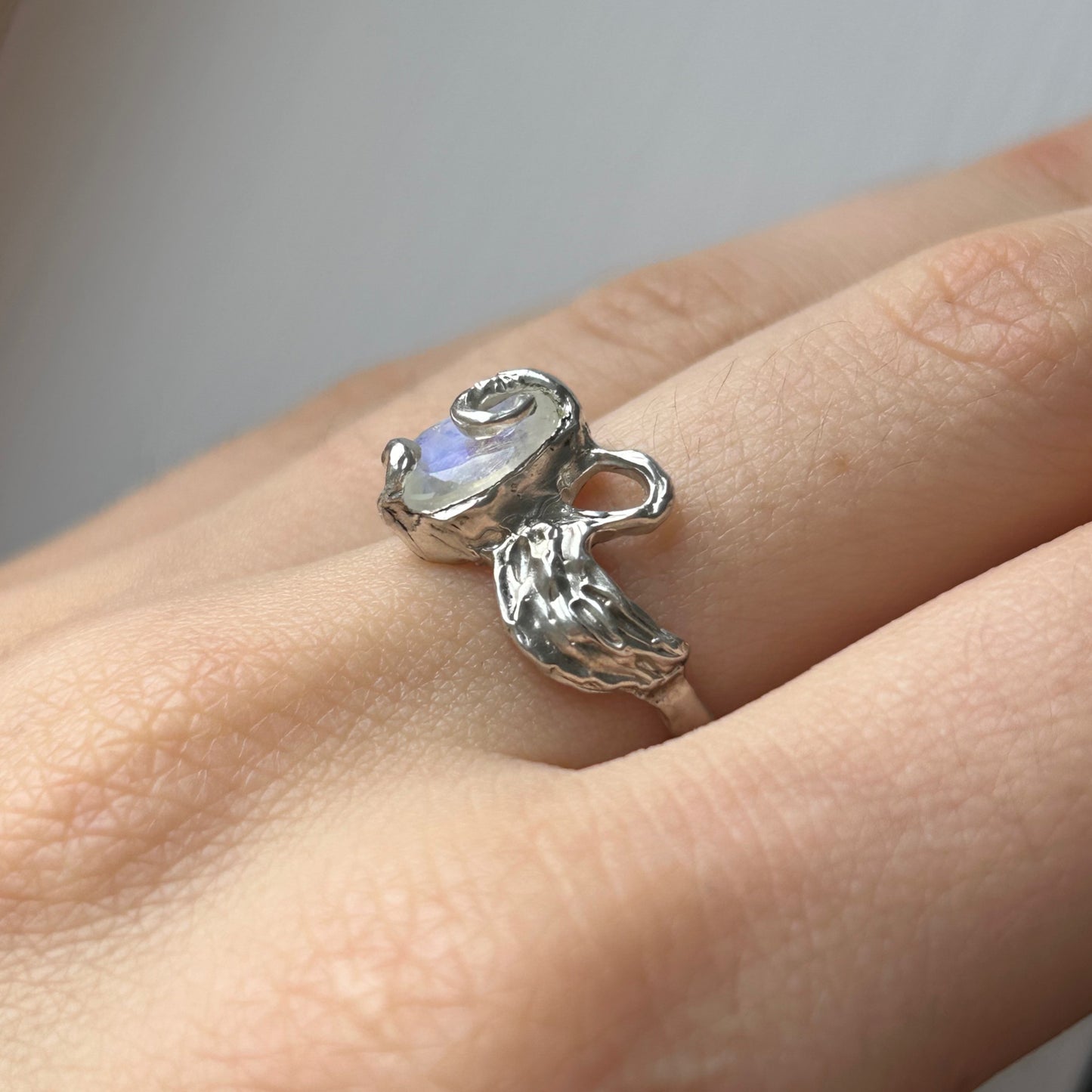 Moonstone Swans in Love - US 7/UK N